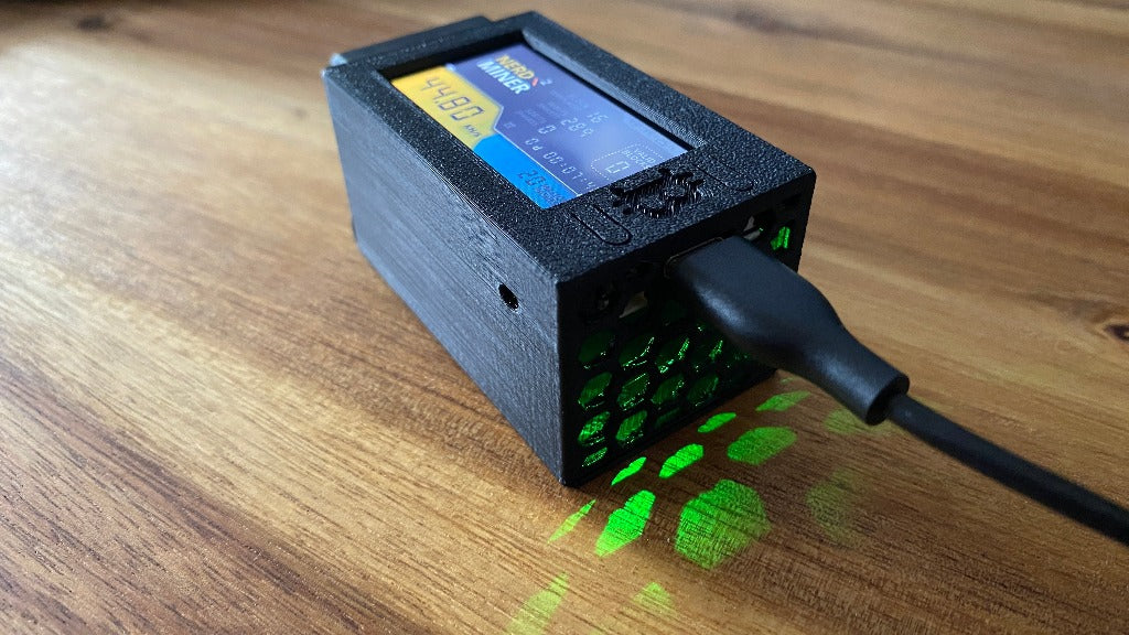 NerdMiner V2 - mit Gehäuse von Makerversum