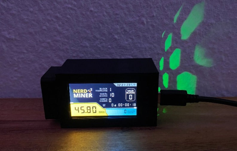 NerdMiner V2 - mit Gehäuse von Makerversum