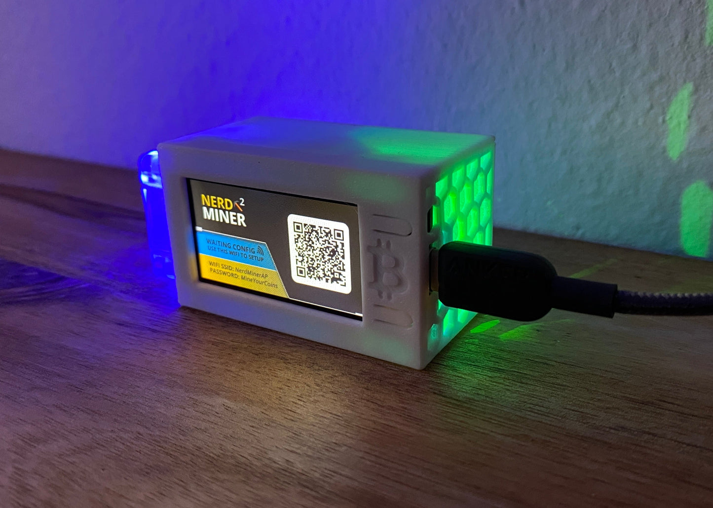 NerdMiner V2 - mit Gehäuse von Makerversum