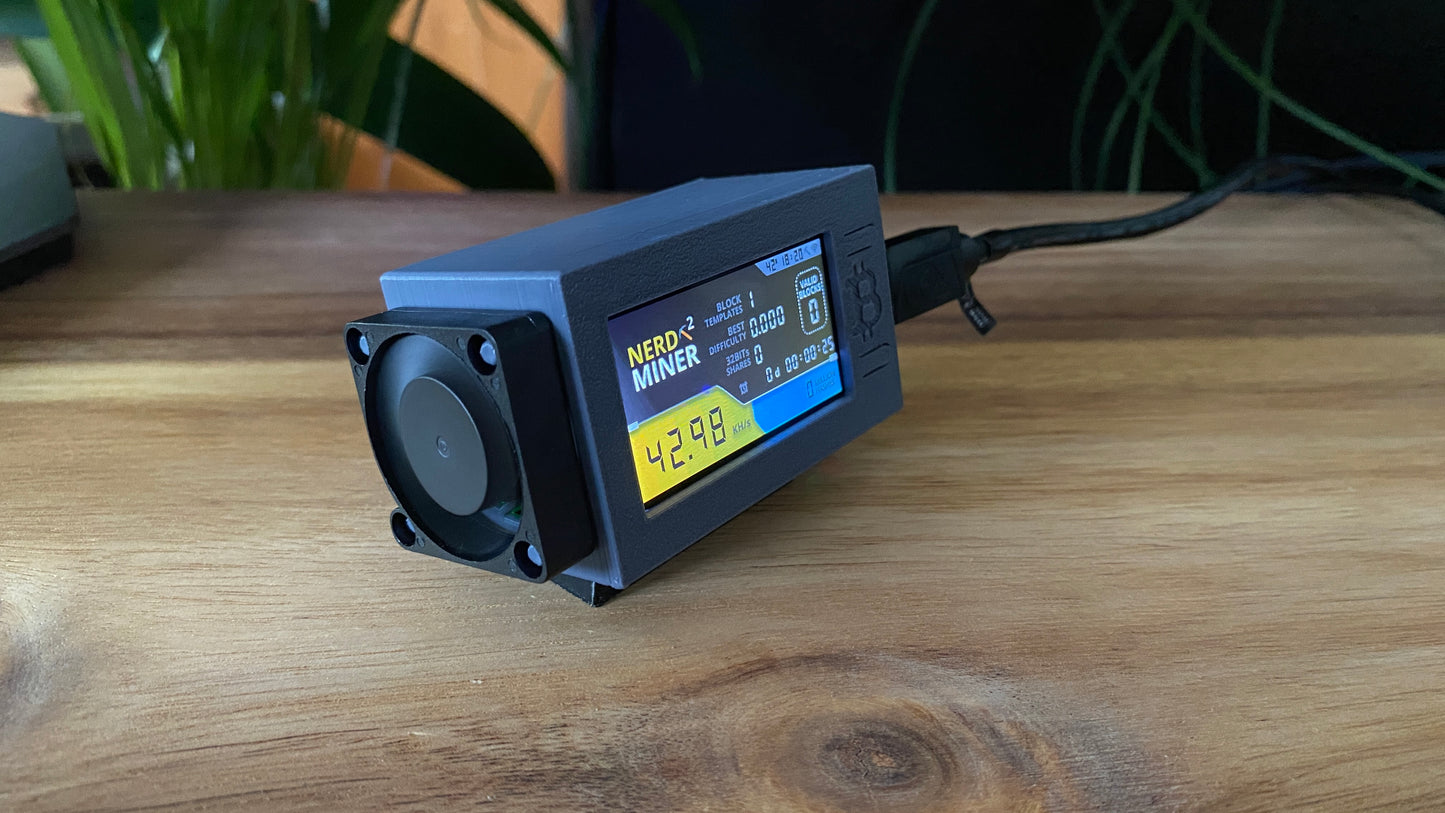 NerdMiner V2 - mit Gehäuse von Makerversum