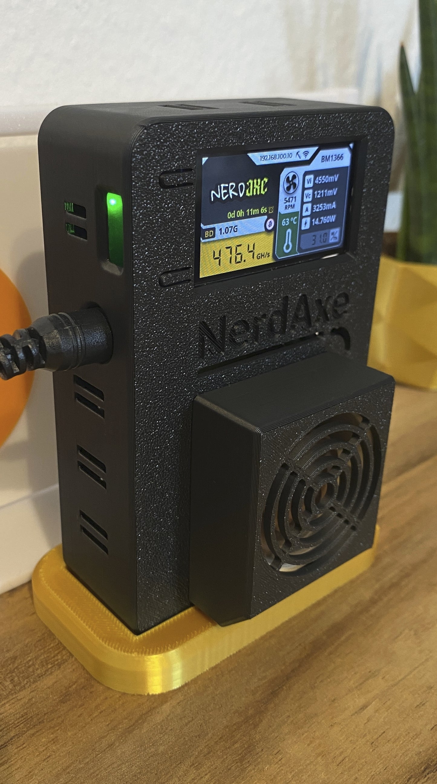 NerdAxe - 500 GH/s - avec boîtier de Makerversum