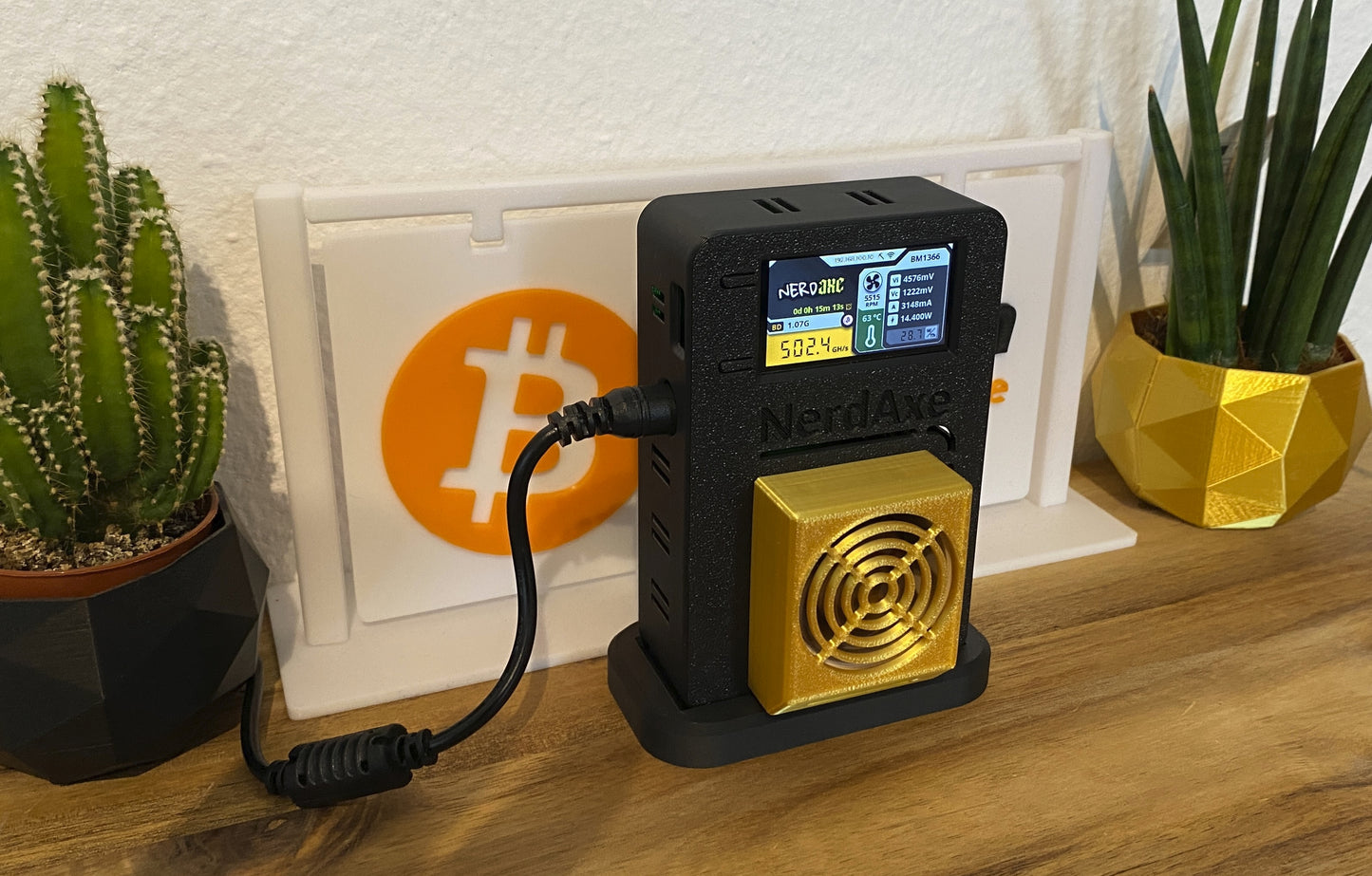 NerdAxe - 500 GH/s - avec boîtier de Makerversum