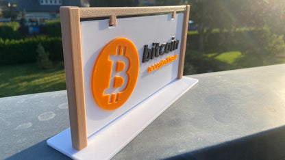 Bitcoin accepté ici - signe 3D avec voyageur debout 