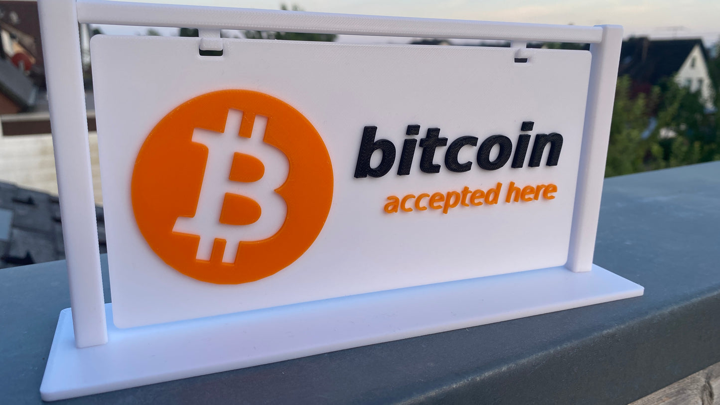 Bitcoin accepté ici - signe 3D avec voyageur debout 