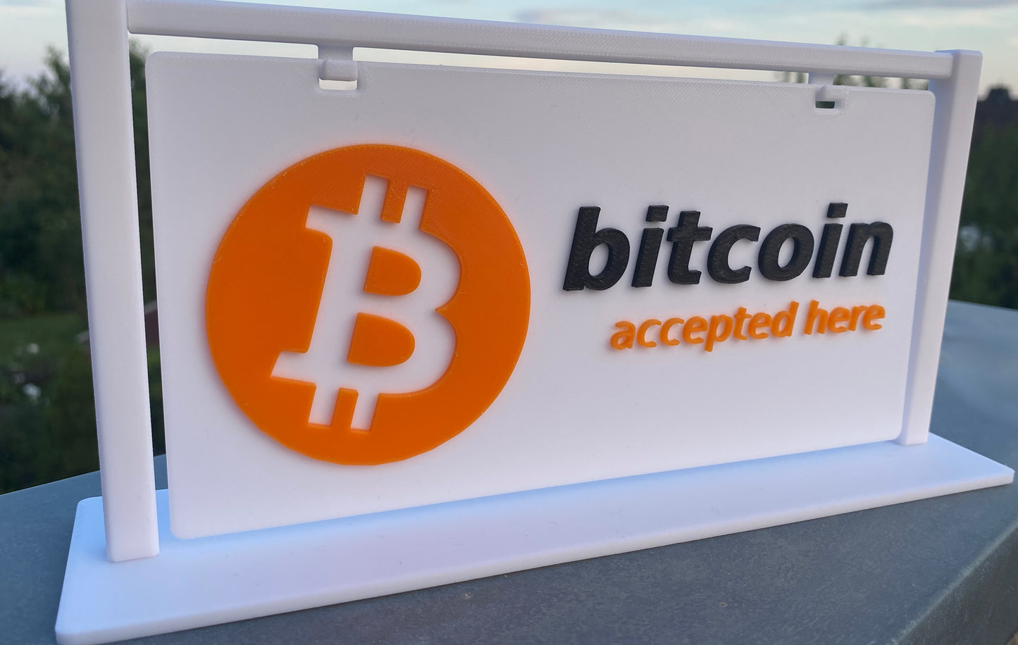 Bitcoin accepté ici - signe 3D avec voyageur debout 