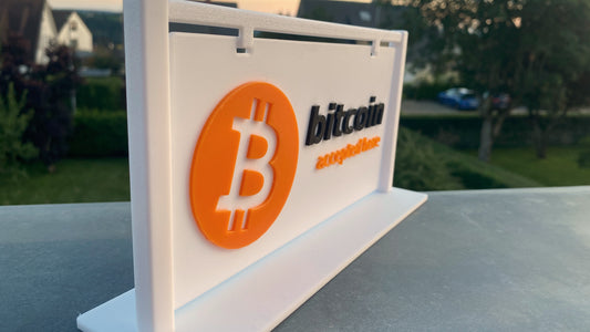 Bitcoin accepté ici - signe 3D avec voyageur debout 